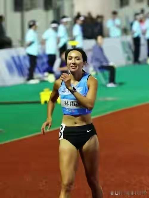名古屋枪响时，赛道只认终点，中国女子100米栏出吴艳妮、林雨薇；杭州林12秒74称后，吴当时因抢跑无
