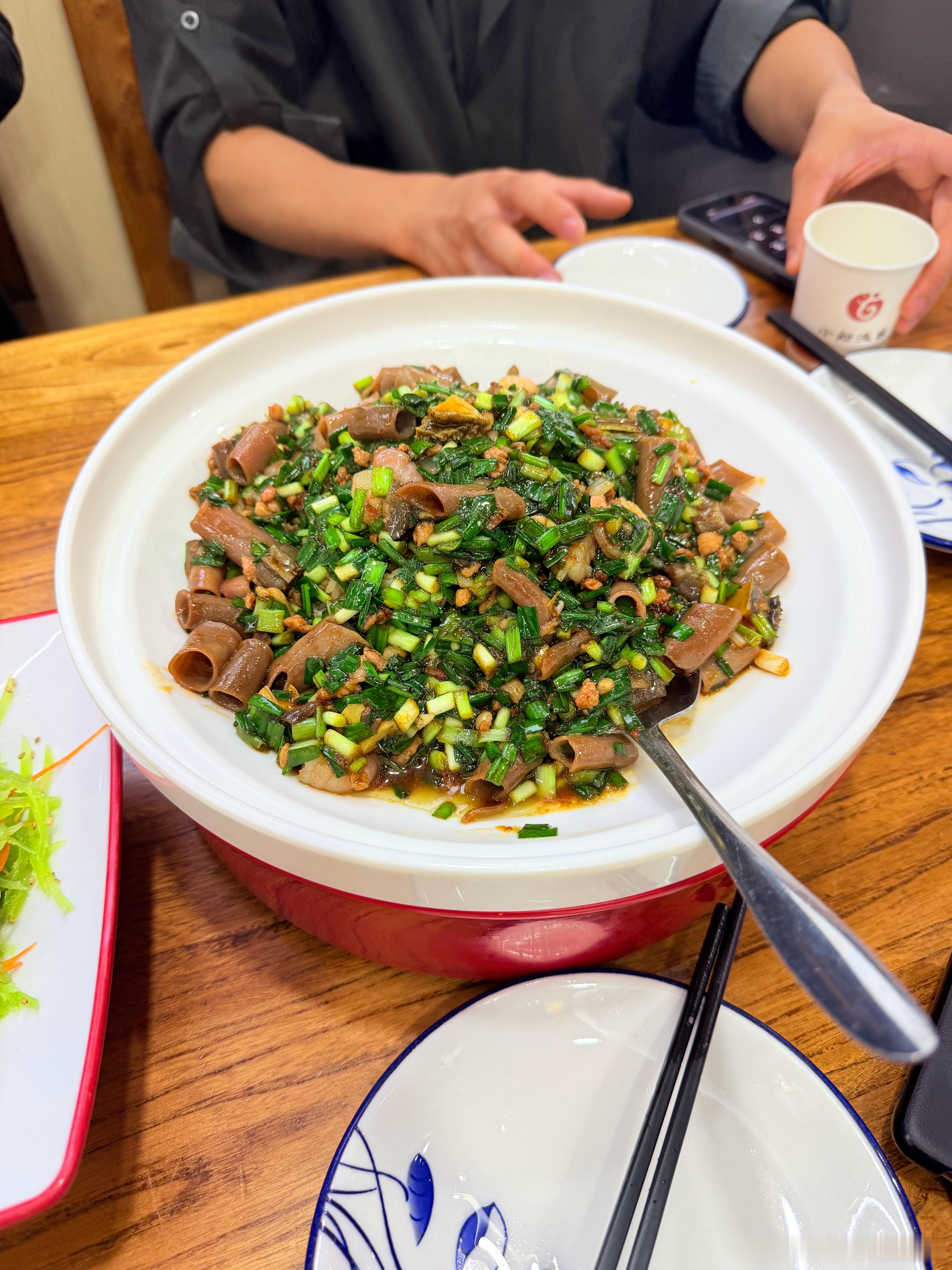 吃完这海肠捞饭我们就粗发回杭州了[点赞]太好吃了好吃到哭😭跟姚老板混一天吃