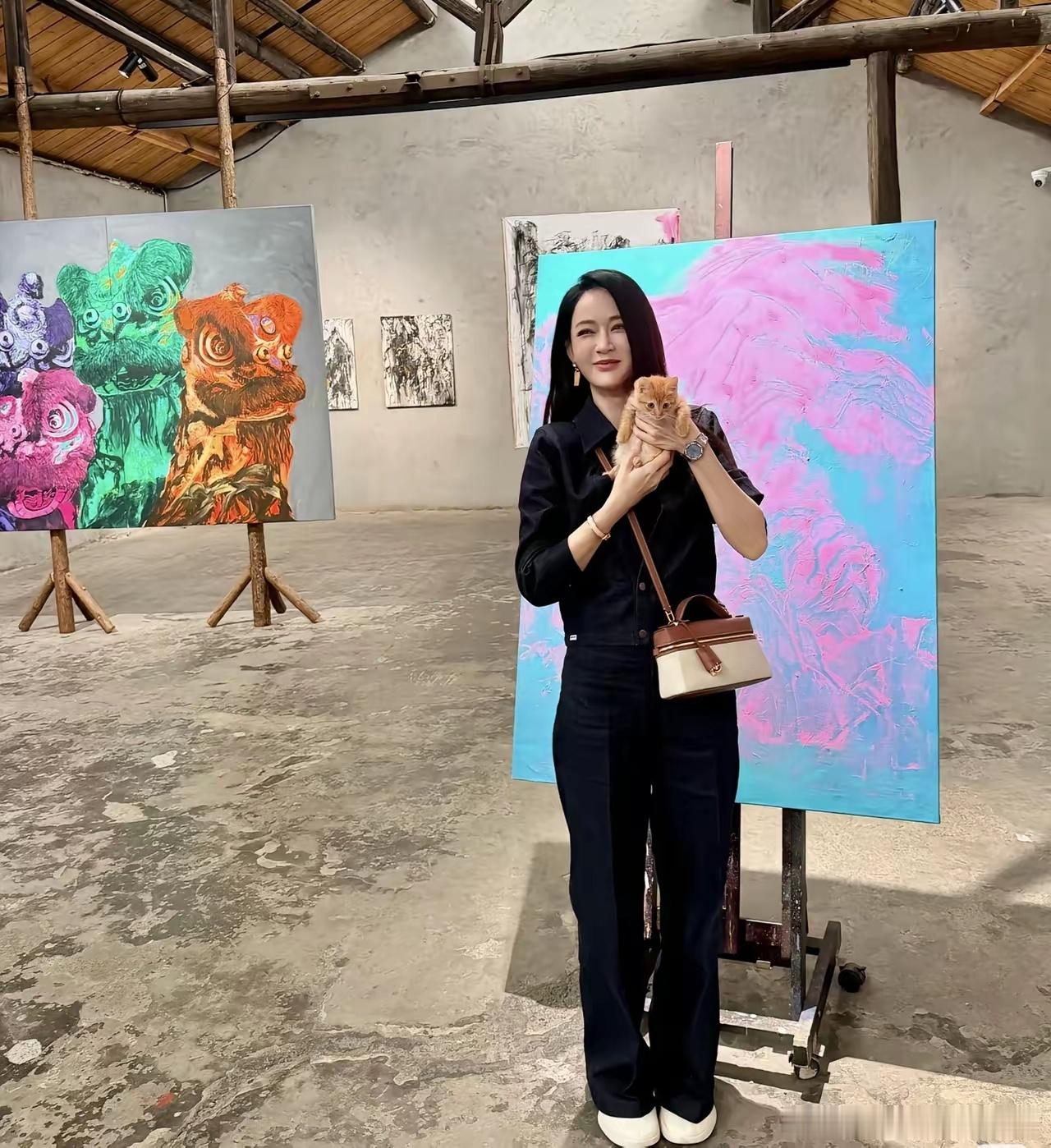 陆毅鲍蕾夫妻和陈乔恩夫妇，相约上海，一起看画展！好友相聚，氛围好融洽，这两对夫妻