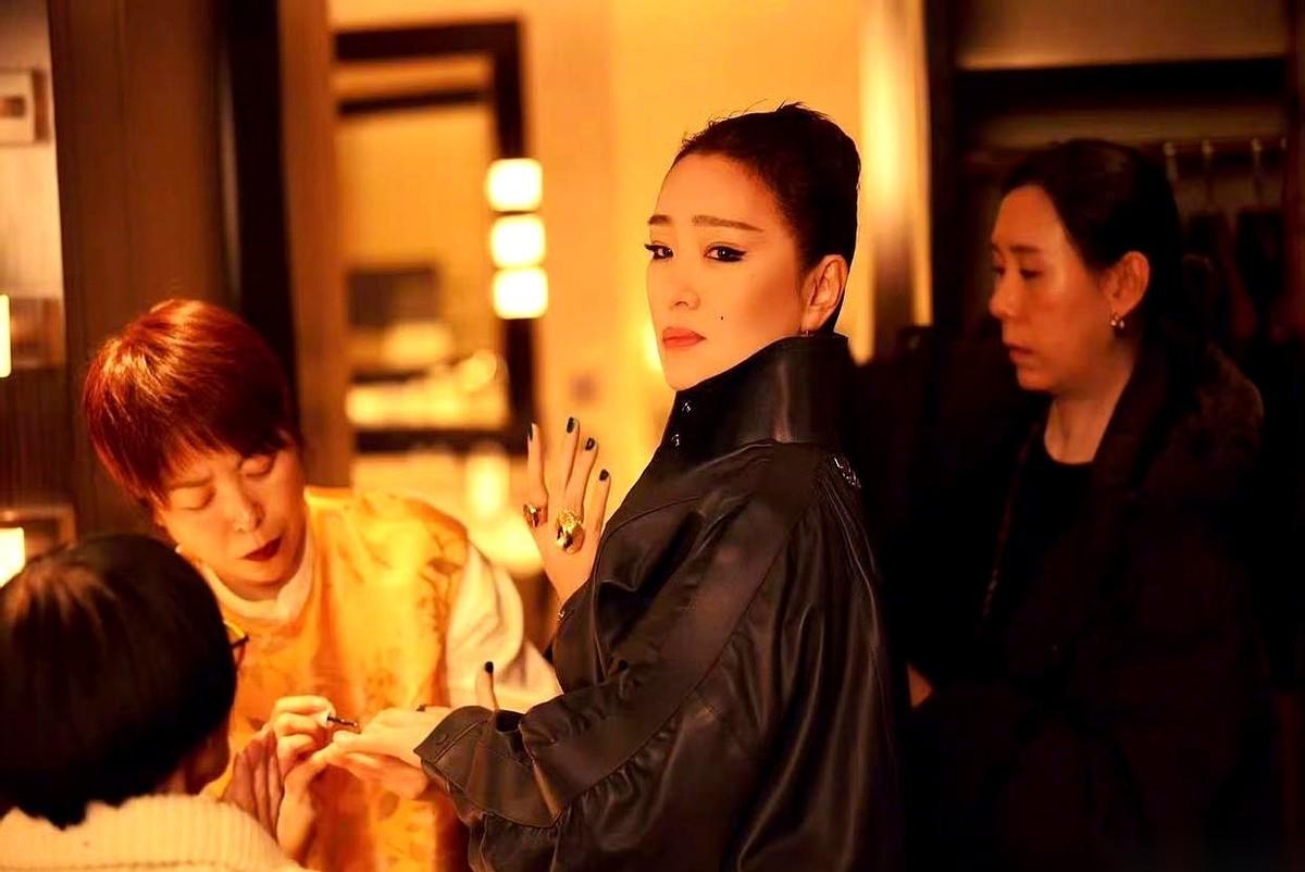 刷到巩俐在三里屯做指甲的照片，我愣了三秒。真的，不是因为她状态多好，也不是惊叹