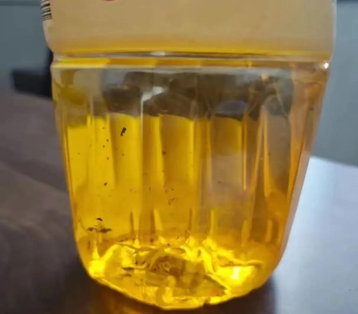 浙江,大妈在集市免费洗金手镯,被洗掉5克!但小贩太贪心了,自以为天衣无缝,却被大