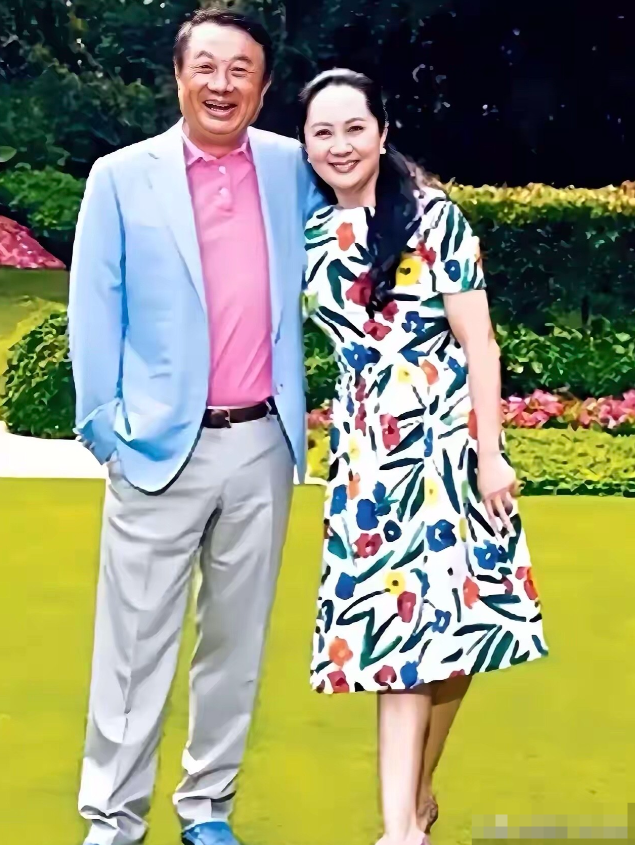 两父女的同框真是太养眼了！女儿的颜值完全遗传了爸爸，鼻子和爸爸的一样，大鼻子，圆