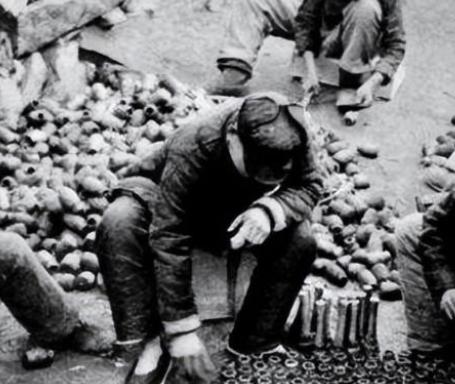 1944年，八路军兵工厂缺少黄铜造不出子弹！眼看前线战事正酣，战士们万分焦急！几