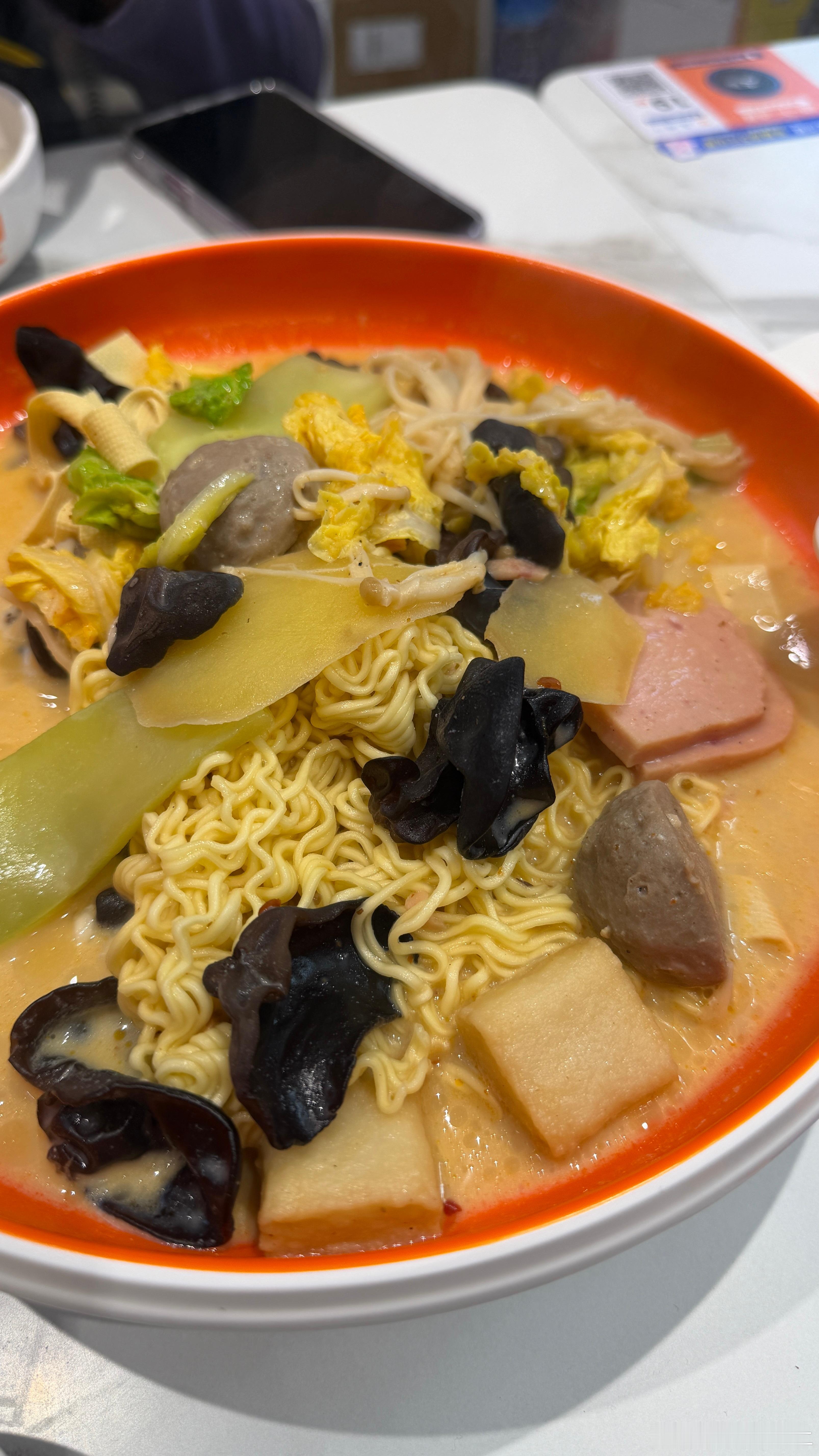 简简单单吃个午餐方便面时不时来一口是真的香啊哈哈哈哈