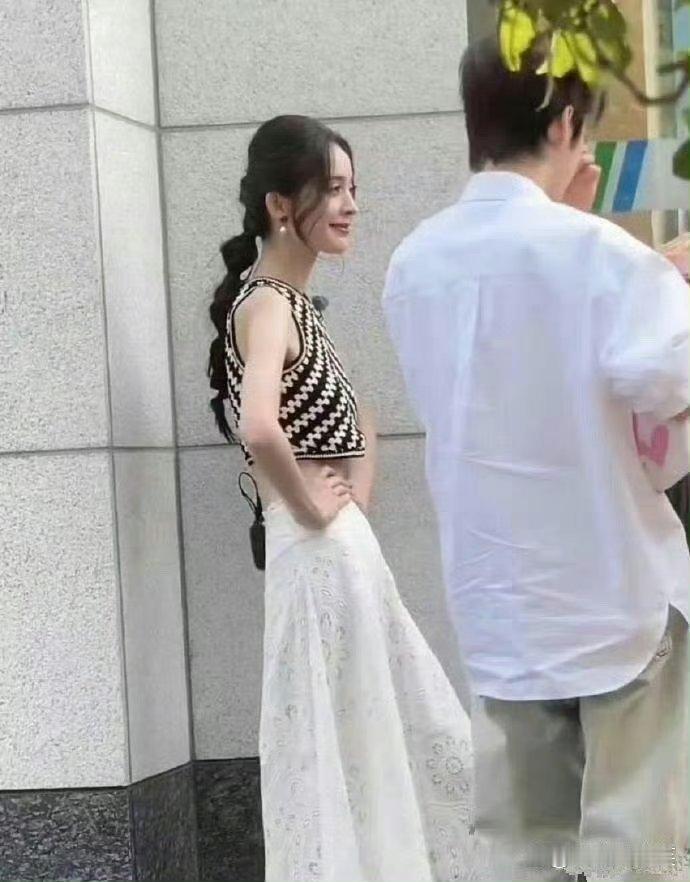 娜扎这是瘦成细竹杆了，远看都不敢认​​​了​​​