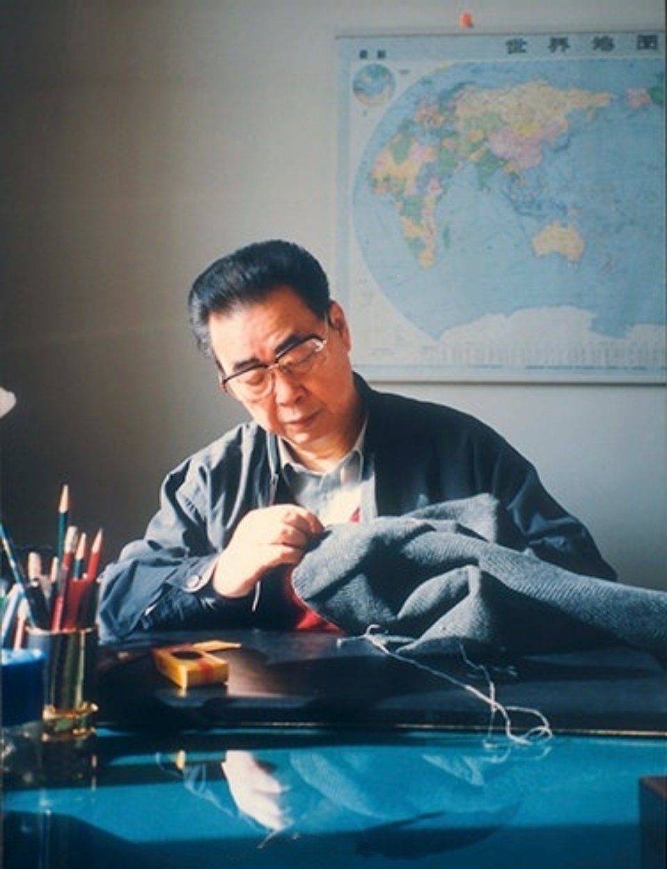 艰苦朴素:李同志自己动手缝补衣服！