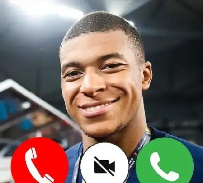 那个清晨的电话，把皇马最后的体面撕得粉碎。内忧外患，阿隆索的帅位在那儿晃荡