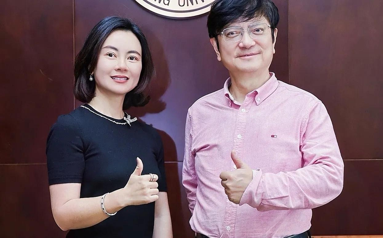 郑强教授近几日发言揭露了某些科技巨头的真实面孔。他直言研发无人配送车就是和外