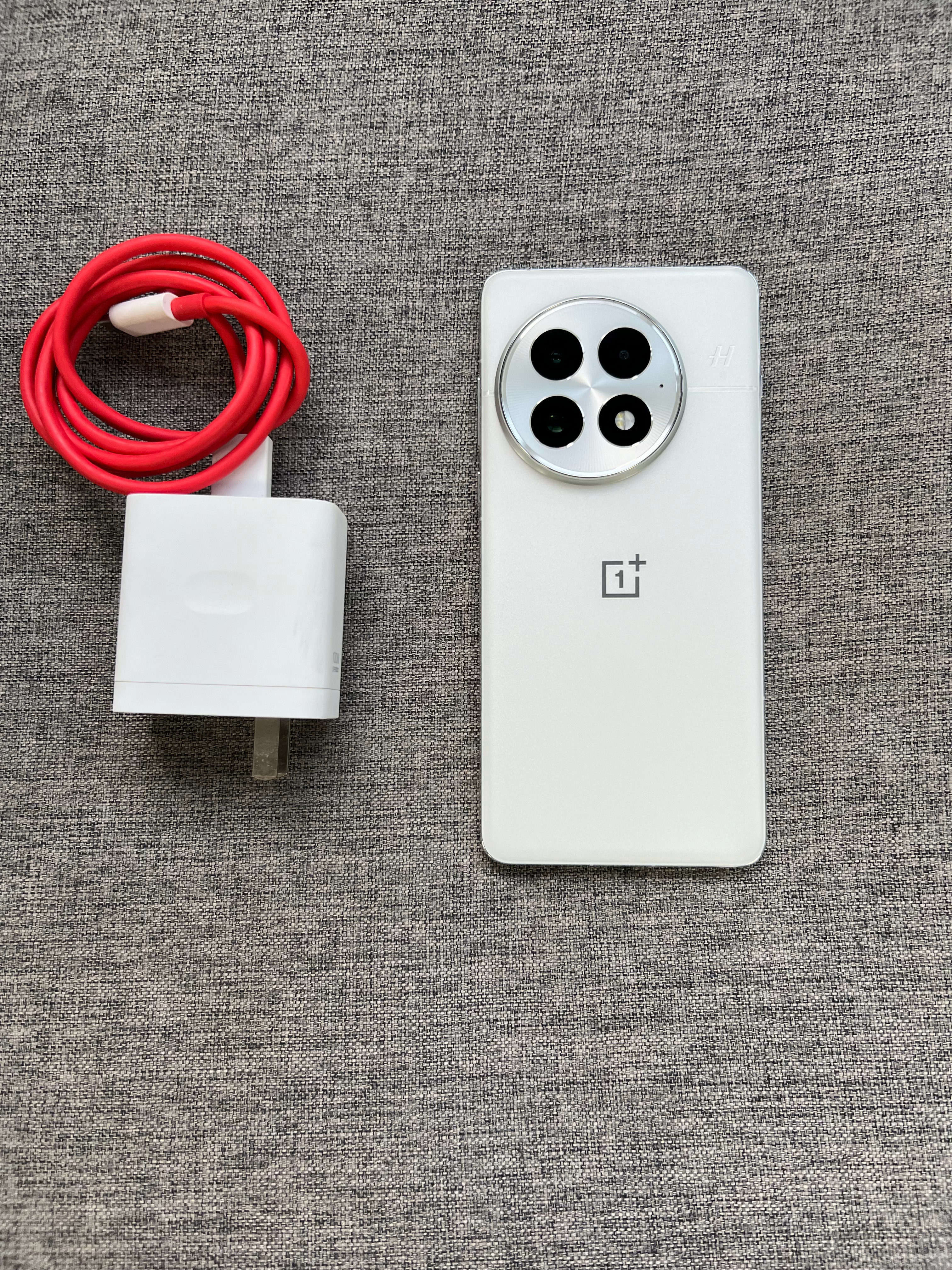 一加1312+256G白露晨曦，屏幕完美，中框小划痕，🔋效率92，单机带充