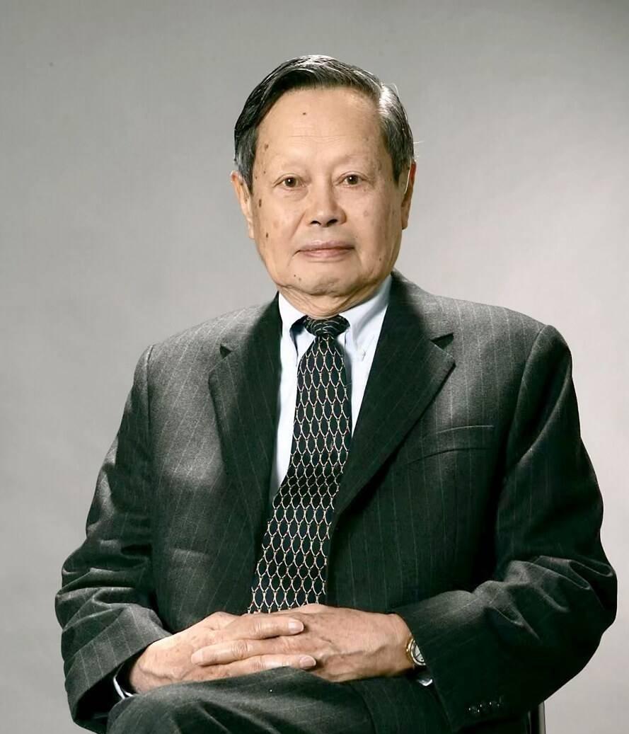 杨振宁，中国科学院院士，世界著名物理学家，诺贝尔物理学奖获得者，清华大学高等研究