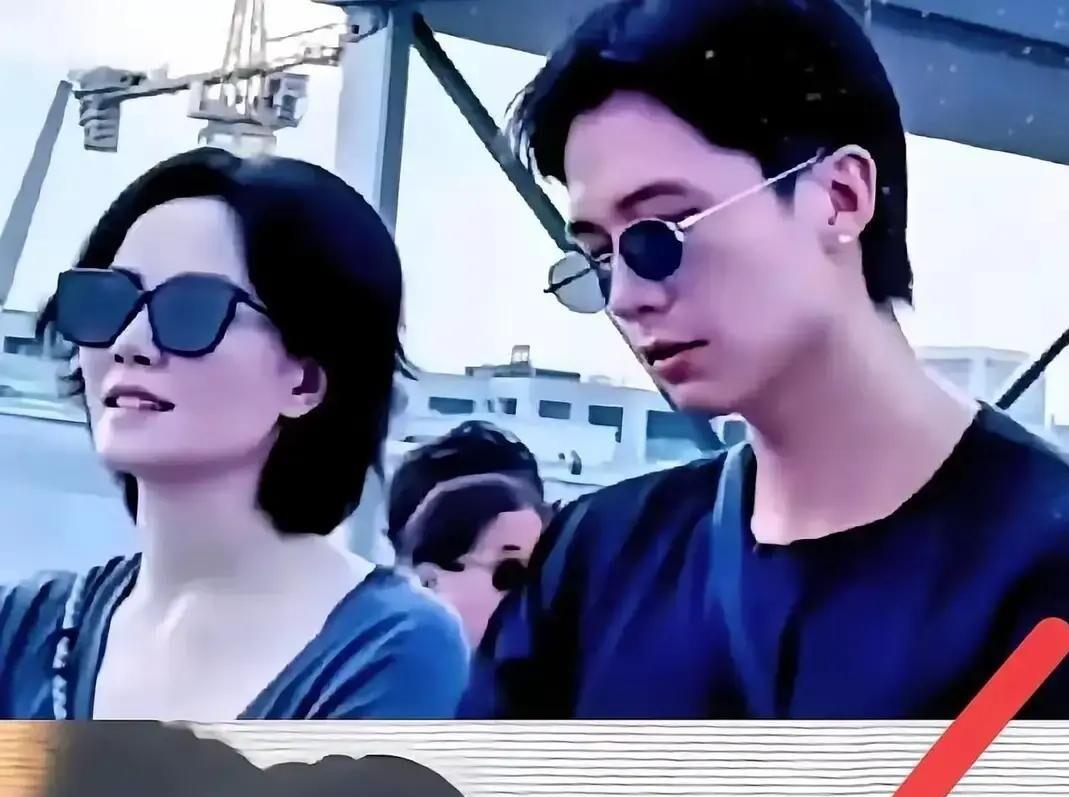 音乐节上那一把拽，王菲没给任何人留面子。宋妍霏被拉走的时候，那男的正凑过去说话。瑞恩这人，整场都在试