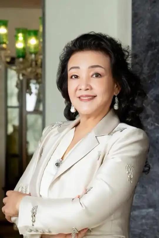 亲妈前脚刚宣布家产全留孙辈，新媳妇后脚就提议要在台北买房。这时间点卡得也太精