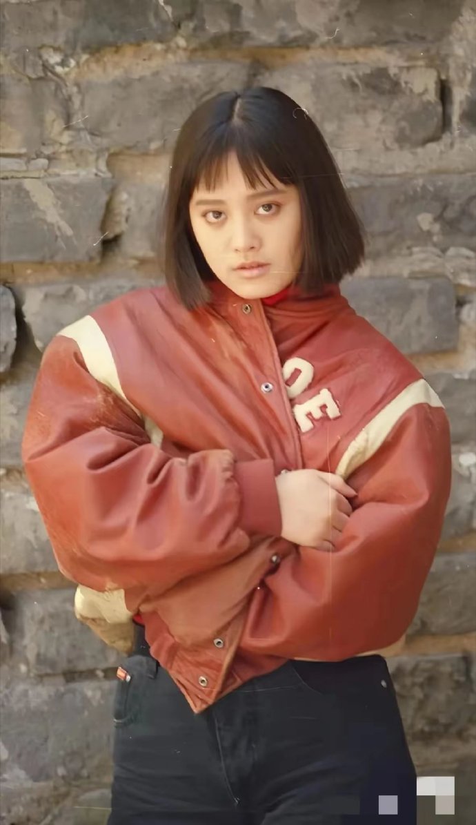 它看起来怎么又娇憨又野性，是因为眉眼发型的原因吗？​​​