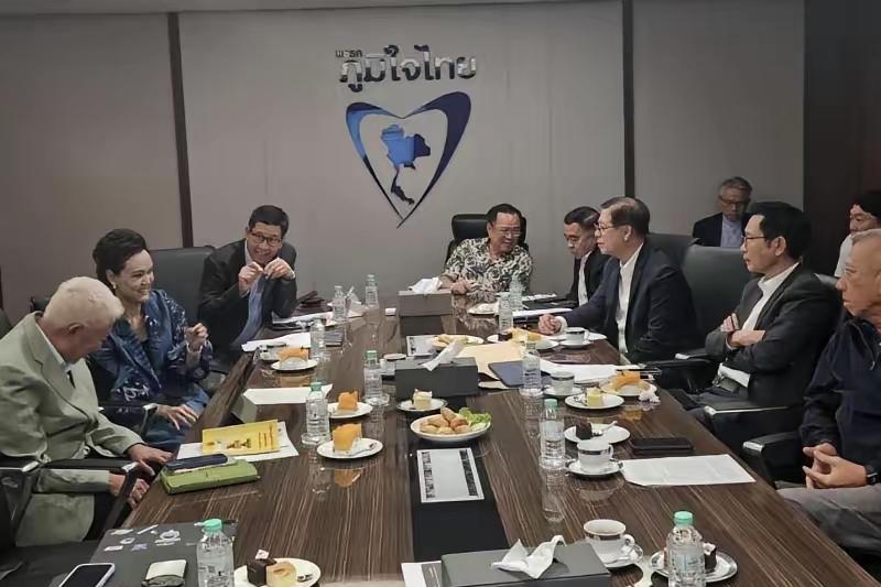 阿努廷这是在干嘛呢？应该是在开会吧？如果是朋友聚会，桌子上不需要放纸和笔，而且坐