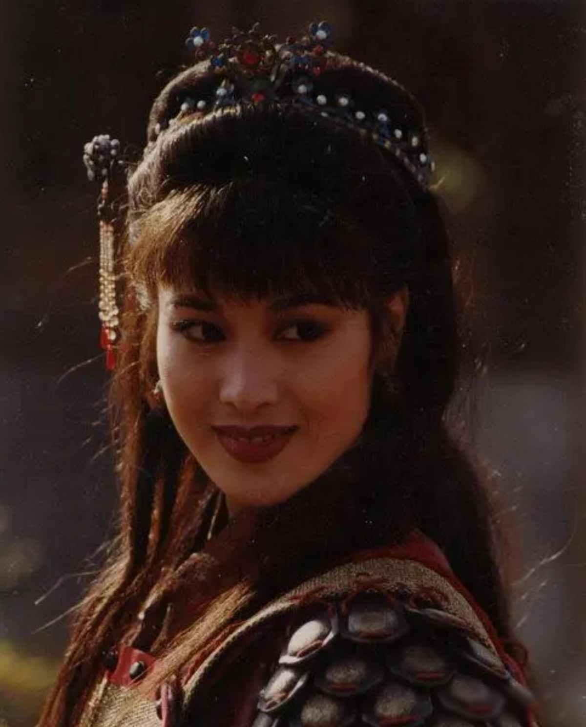 一个美貌绝伦、武艺高强的女将，最后死于一块镀金铜砖砸在脸上，倒下马背，连全名都没