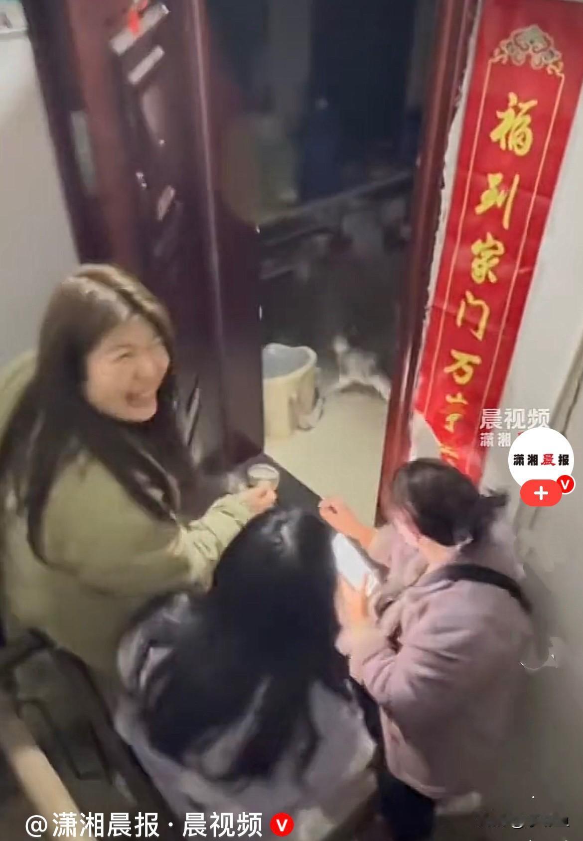 除夕夜，湖北宝昌的胡女士一家人，吃完年夜饭就出去溜达了，回来的时候发现竟然没有一