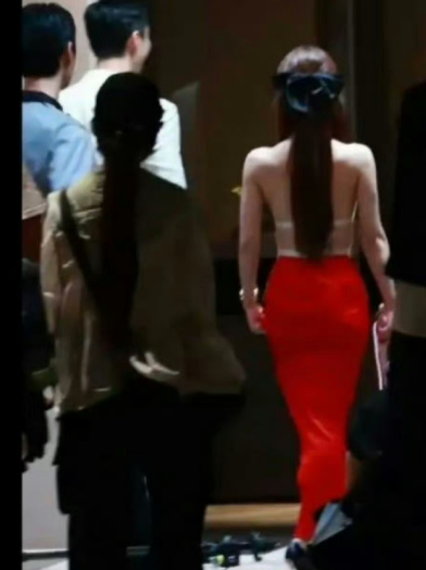 《许我耀眼》路透照这个肩膀，是装了隐形支架撑起来，放松不下来了是吗