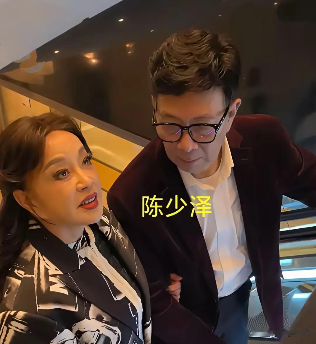 78岁的著名演员陈少泽，近日出席刘晓庆从影50周年的庆典活动。他和刘晓庆相比，谁