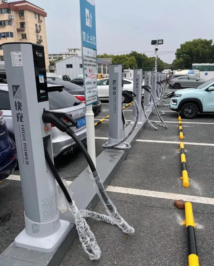 我真服了，这周跑了两趟高速，彻底把电车看透了。先说充电。服务区一度电干到两块六