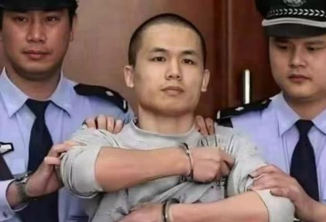2013年，深圳市的民警李才坤被判处死刑。当面对记者镜头时，他忽然伸出被铐住的双