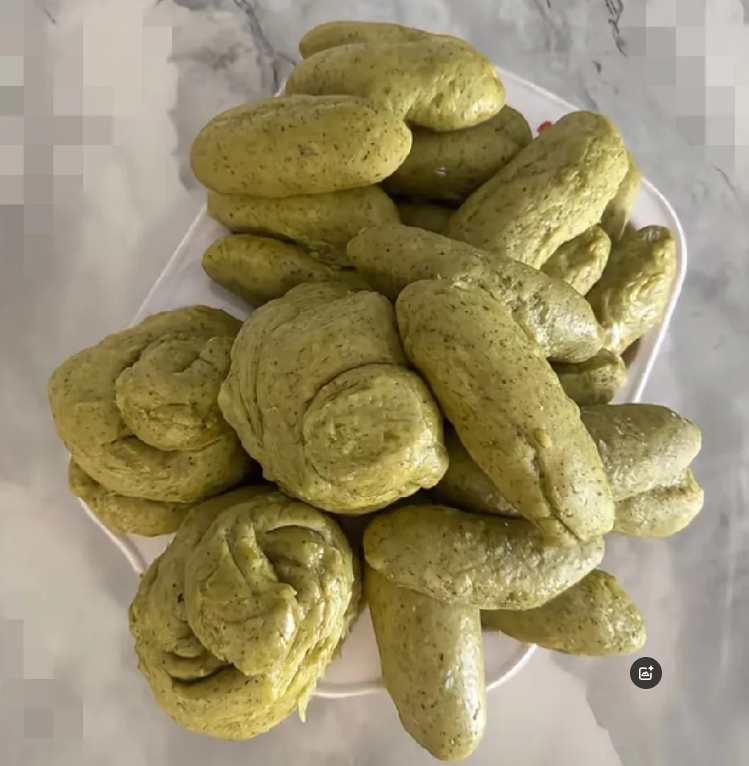 早上去市场买了菜回来榨成汁还特意加了玉米面蒸了馒头样子有点难看但是还是
