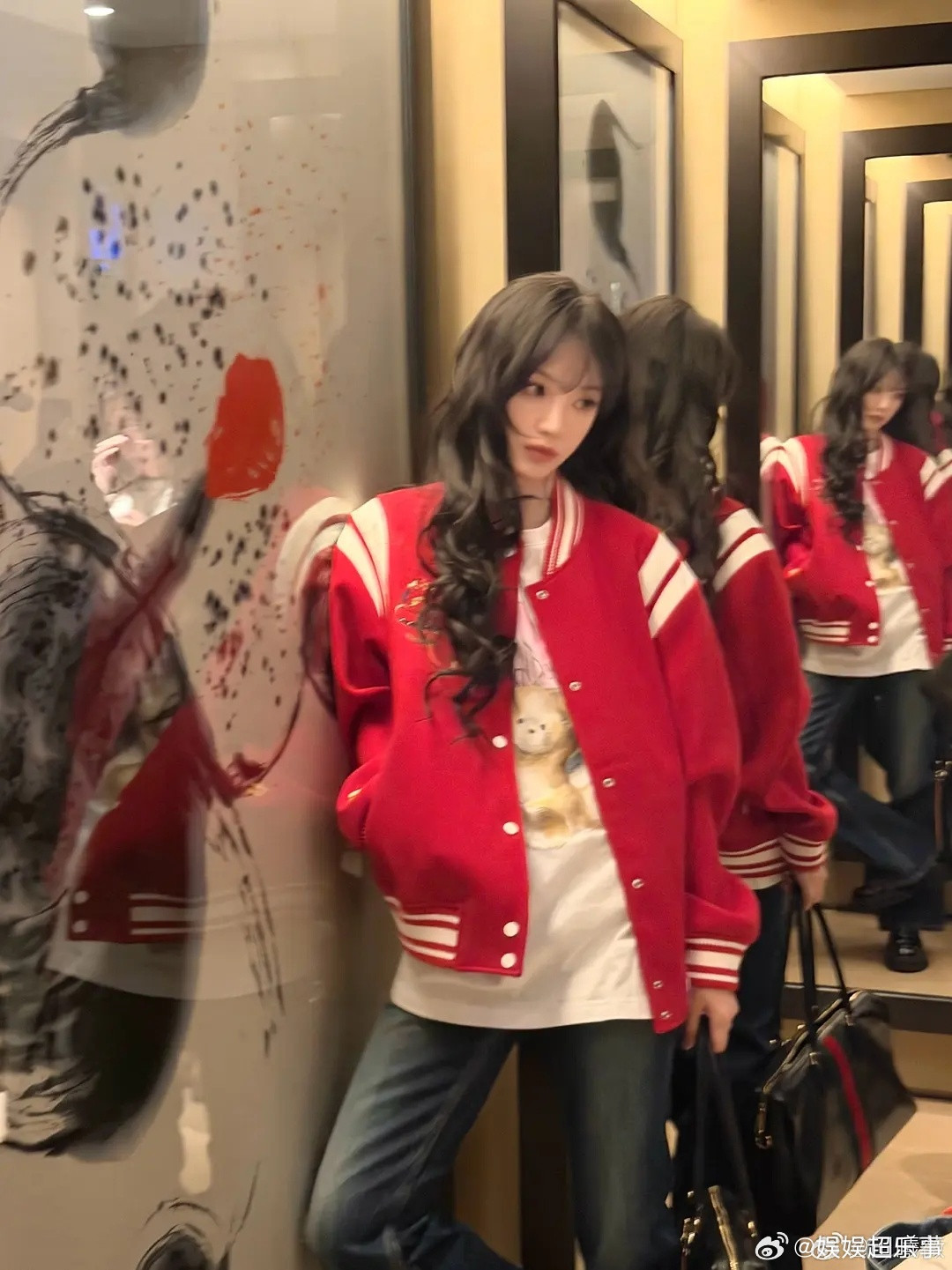 感觉田曦薇头顶那块发质挺像贴假发片的，一点发缝都没有