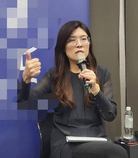 郑丽文暂不访对岸!起码得等半年的时间郑丽文暂时不会来大陆。她刚接手国