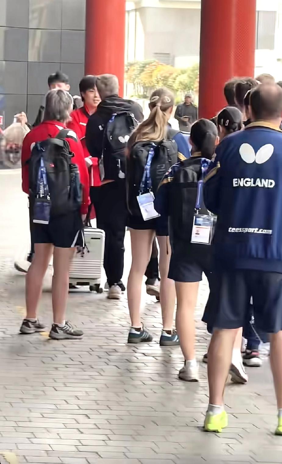 不愧是外协白月光，这个罗斯科夫教练非常喜欢楚钦，见到面又是握手，又是拍头的，非常