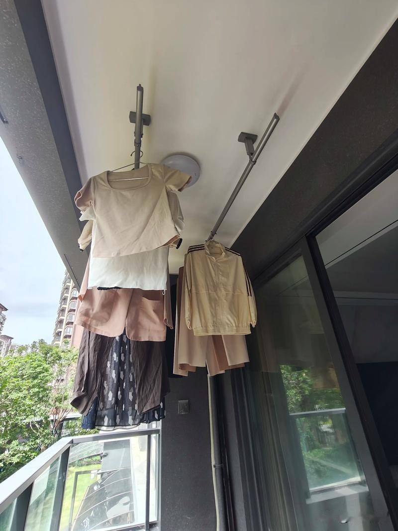 洗完澡出来，老公只把自己的衣服晾了讲真，胳膊都抬不起来了。懒得吵了。袜