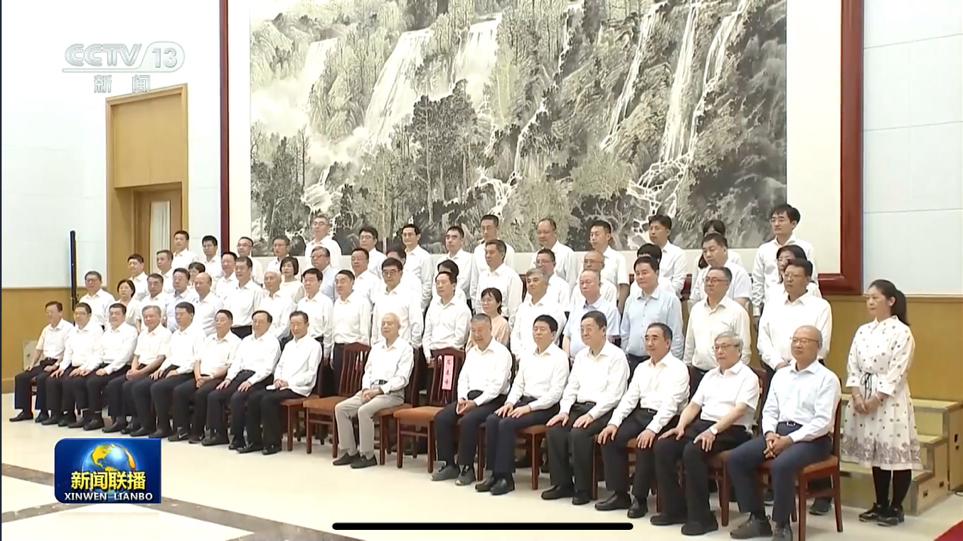 今晚的新闻联播，在北戴河暑期休假专家中，看到了中国工程院院士钱七虎和中国文联副主