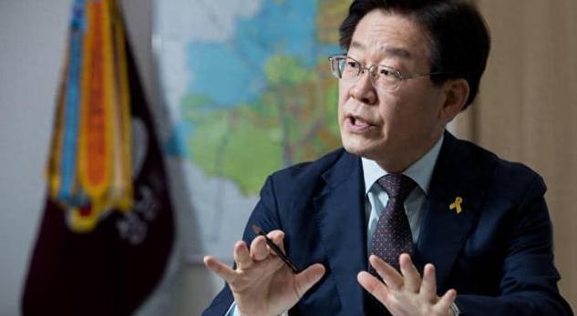 韩国这大半年的政坛戏比爽剧还上头，前总统尹锡悦凭着俩“迷惑操作”把自己搞下课，但