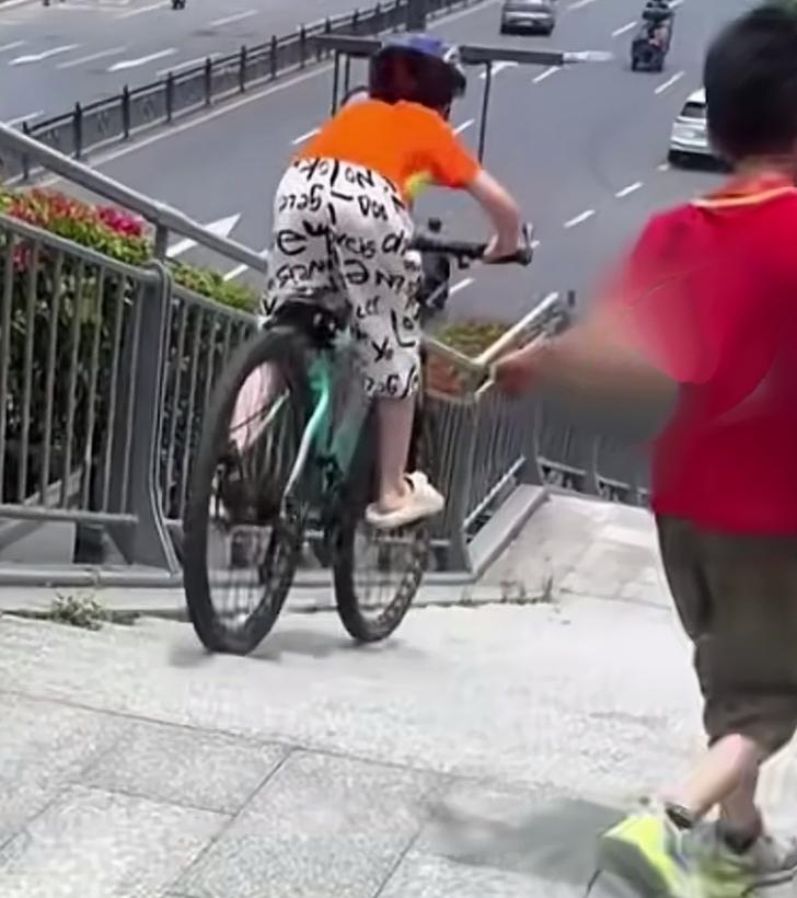 广州这个骑车孩子，不知道伤情如何，但愿没啥大事！在广州白云区西槎路一个人行天