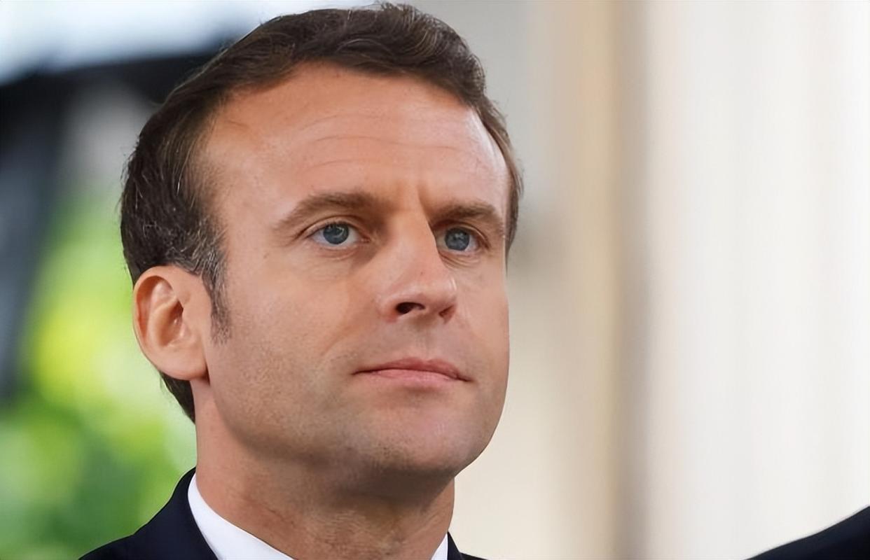 马克龙沉默了！巴黎游行直指普京，法国政府为何不敢接话。俄乌战争即将满4周