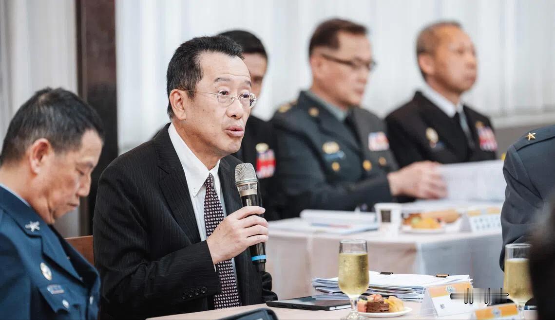 台“防长”谴责大陆。台媒报道，“台独”顽固分子、台“防长”顾立雄今天在受访时“