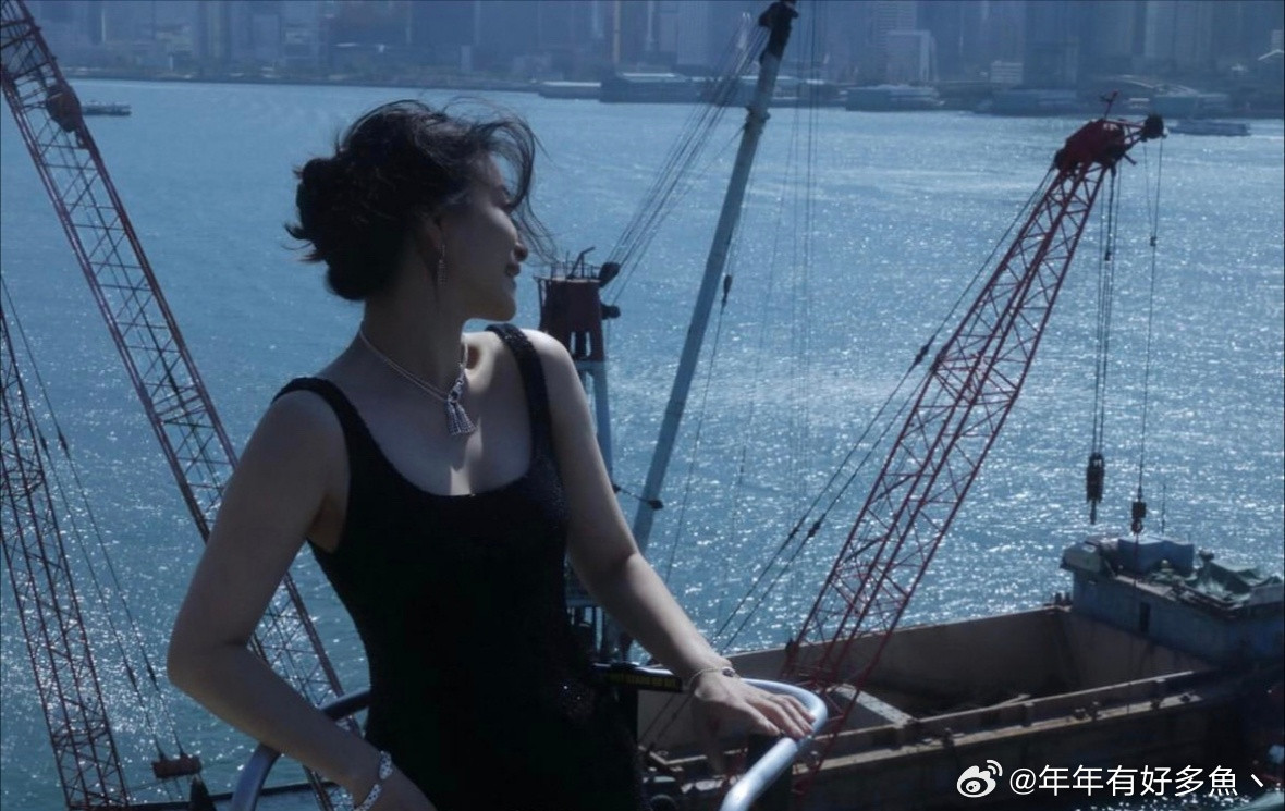 郭晶晶大片美到认不出，黑色礼服加盘发，不是超模胜似超模！