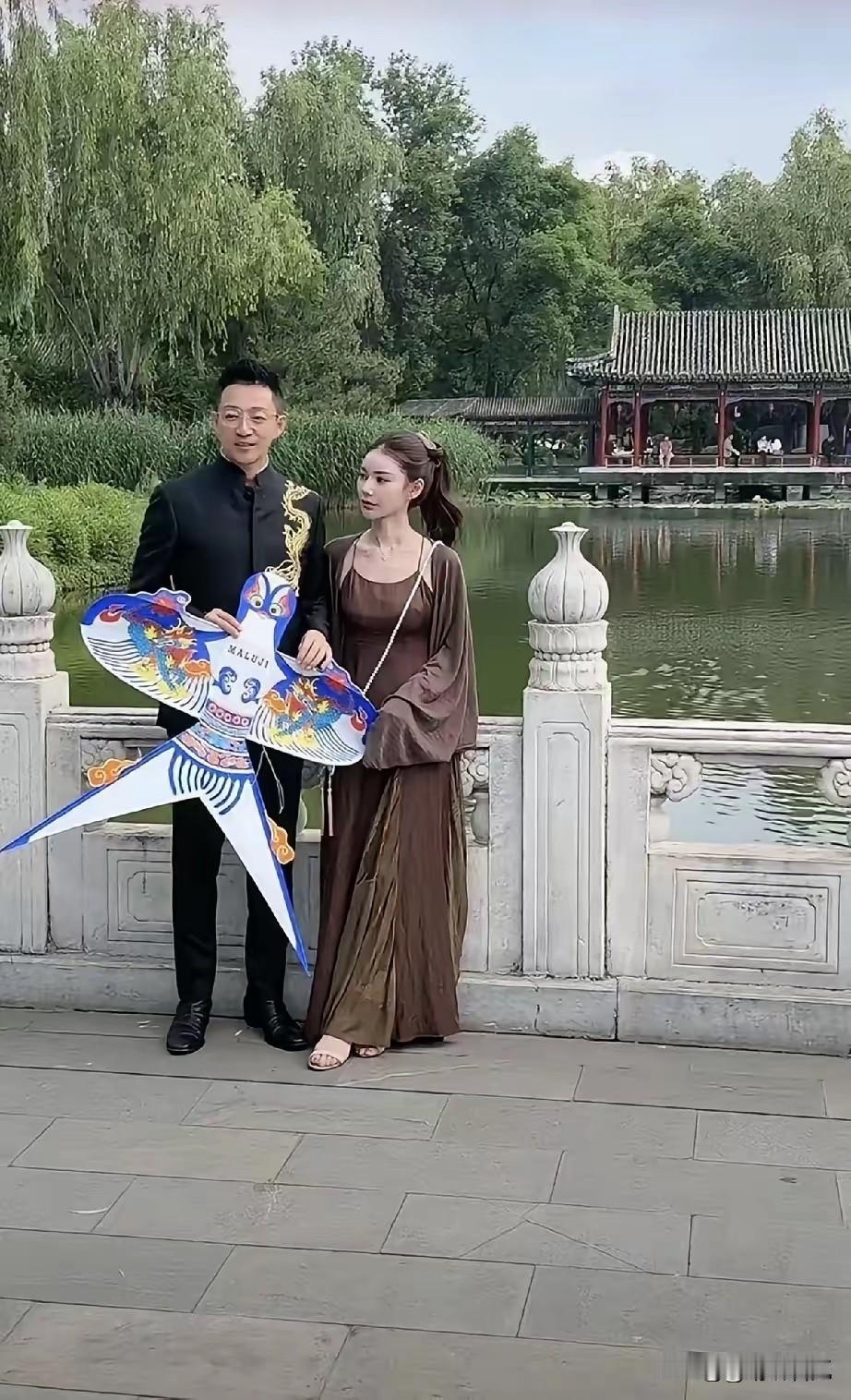 发现了吗？汪小菲精心安排在大观园直播卖粽子，全被马筱梅的穿搭给减分了！
