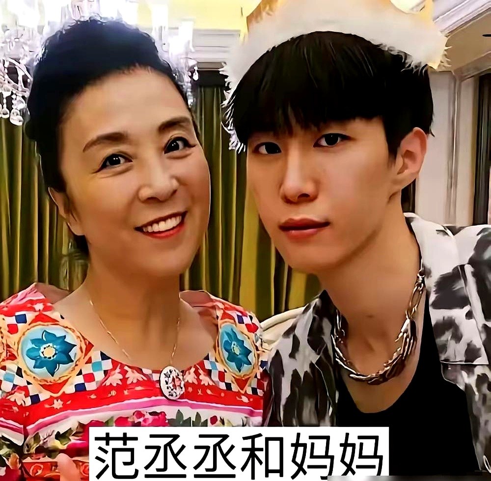 71岁的张传美探班儿子，一张母子合照直接把黑粉的嘴给堵死了。范丞丞把头靠在老妈肩上。网友一盯，两人的