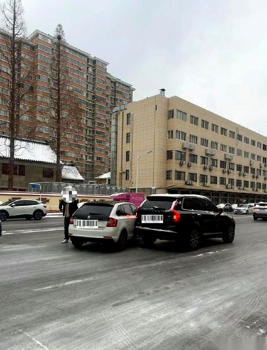 500米，整整500米，我眼睁睁看着第三辆车亲上了护栏。前面一辆大众，屁股轻轻