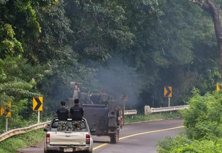 泰国与柬埔寨的冲突真的是因为领土争端嘛？我看未必！依我看，说白了就是泰国在