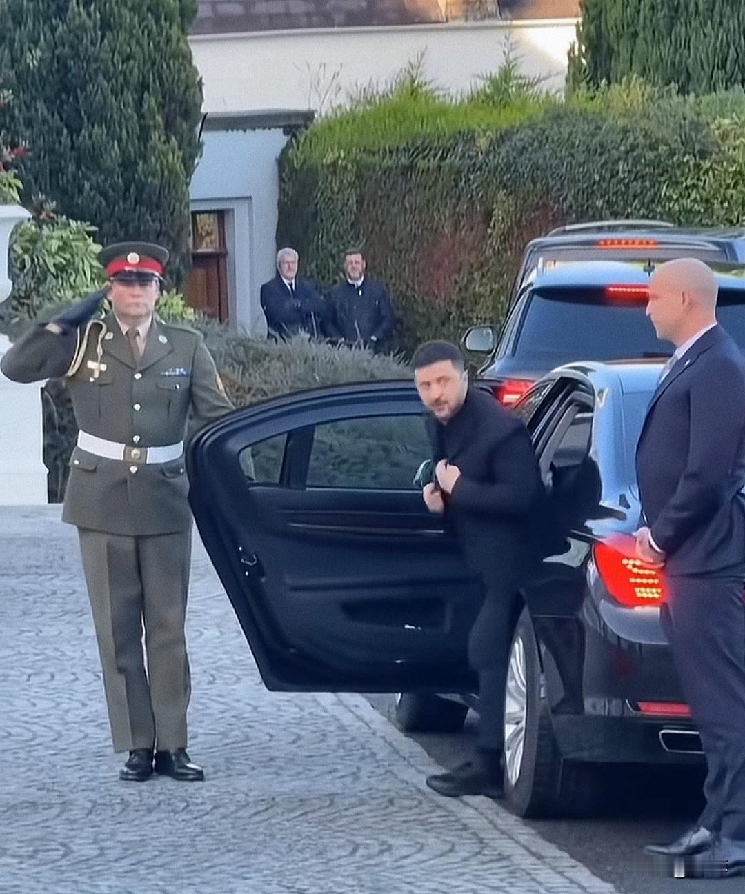 泽连斯基还挺有派头不给开车门还不下车，下车了还整理一下衣服。