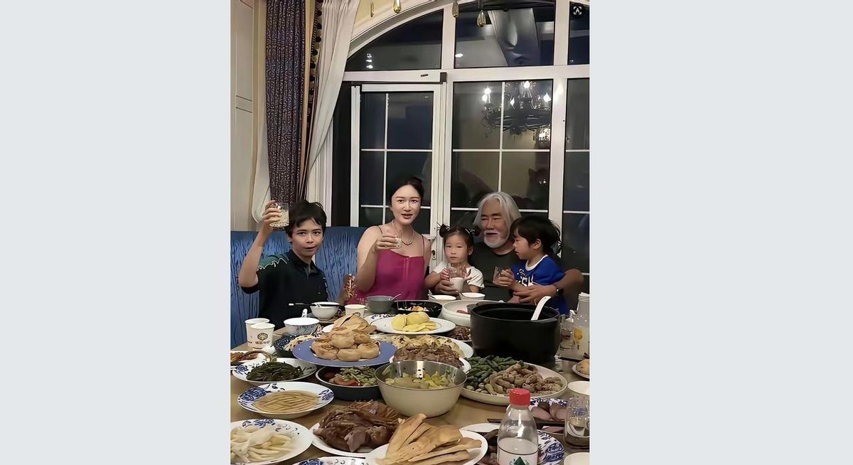 他家饭桌摆得像宴席，网上却有人说连饭都吃不上。我看过他发的视频，一桌子菜，七八