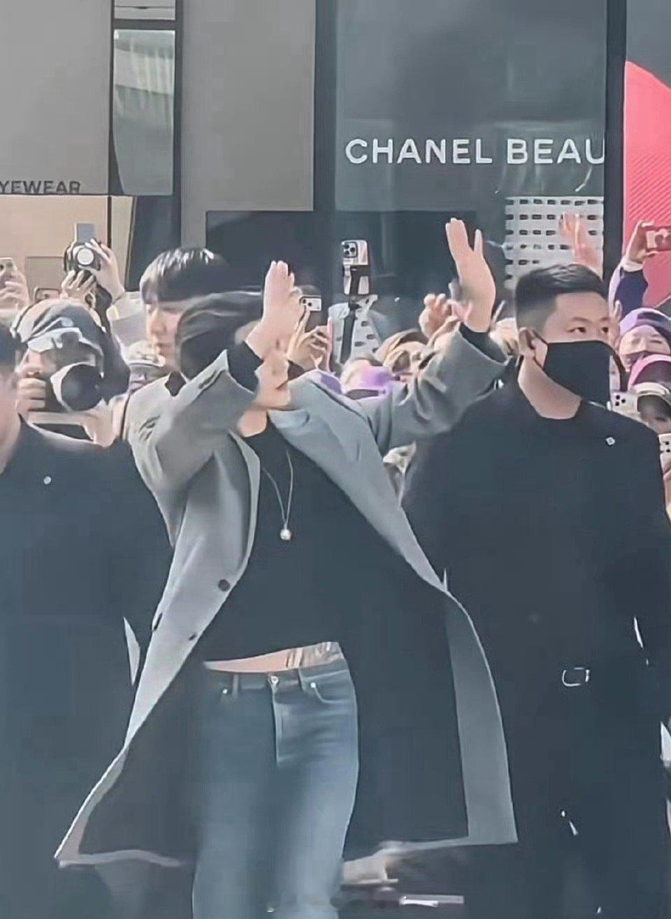 邓为腰上居然有这么一大片纹身吗