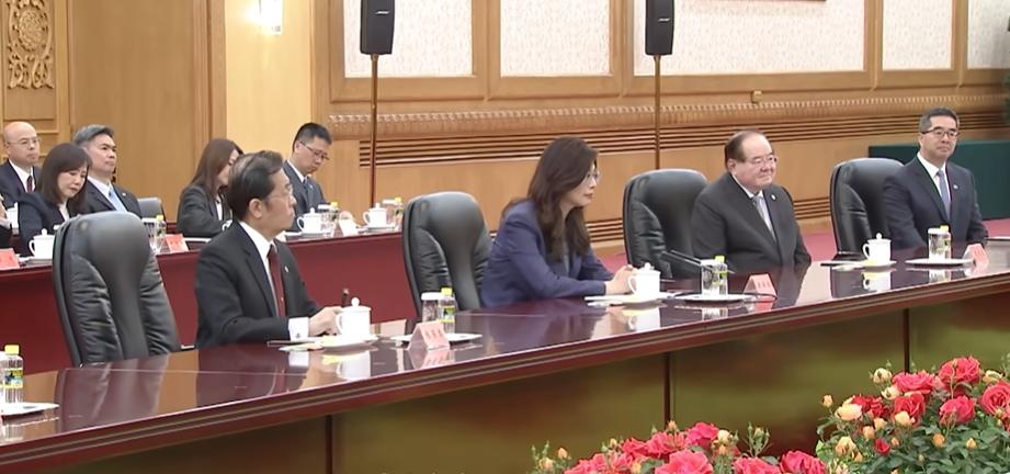 郑丽文今天在人民大会堂的表现，我个人认为已经是超过我们对她的期待了，要知道国民党