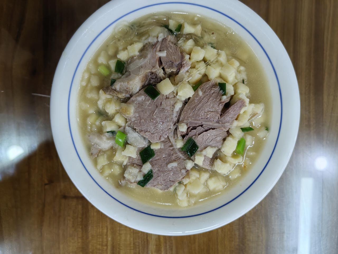 这才是羊肉泡馍走不出陕西的原因1.味道寡淡2.价格昂贵国庆来到了西安，到了