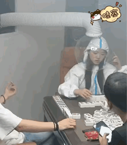 为了打麻将，又不想吸二手烟，美女这装备真是太到位了搞笑麻将馆美女