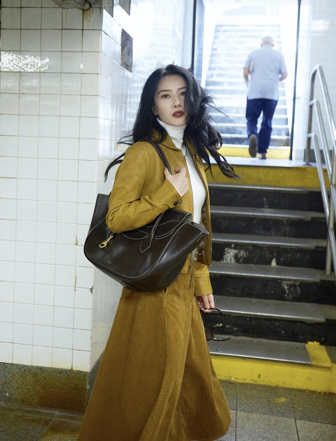 高圆圆纽约地下通道大片，有港风那味了。近期，高圆圆正在纽约参加时装周活动，经常