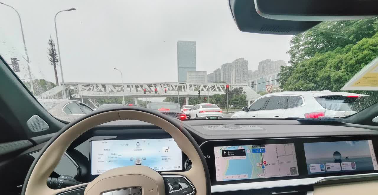星越L提车4天了感觉这车确实不错不管是动力内饰操控唯一缺点就