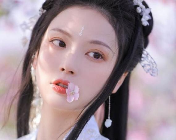 古时，一老汉去给女儿上坟，却发现女儿的坟包上开满紫花！钟老汉提着祭品走到女儿