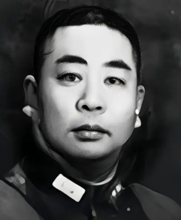 1959年，患了痔疮的国军中将刘嘉树半夜去上厕所，却发现身后有一个白衣女子，蹲下