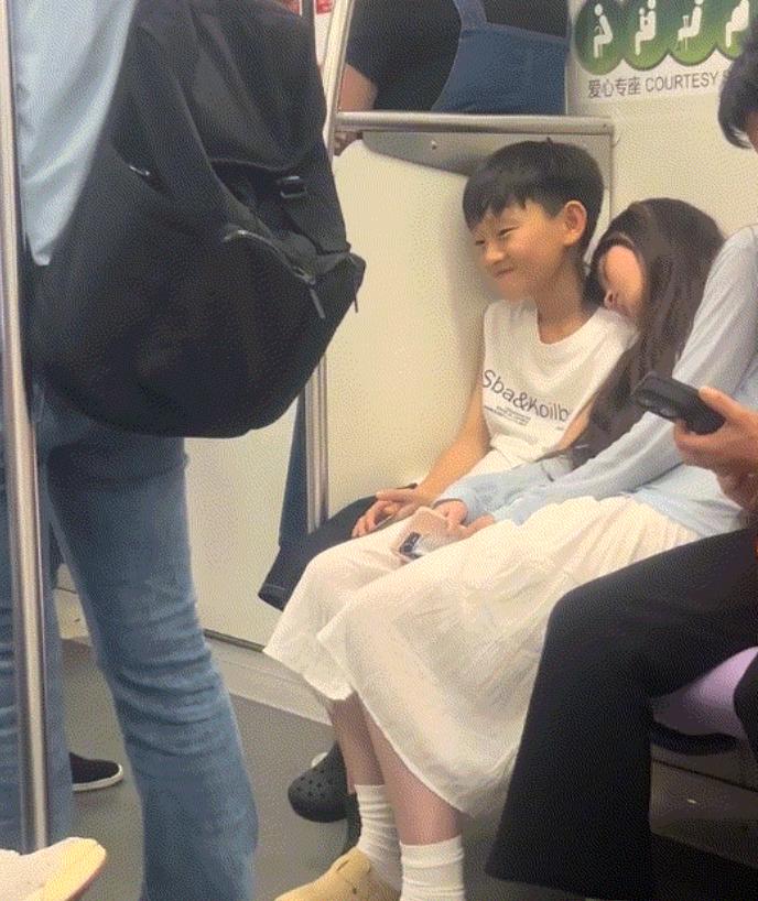 太搞笑了！8月7日，浙江地铁上一段视频火了：一名妈妈带着儿子乘车，旁边一位陌生年